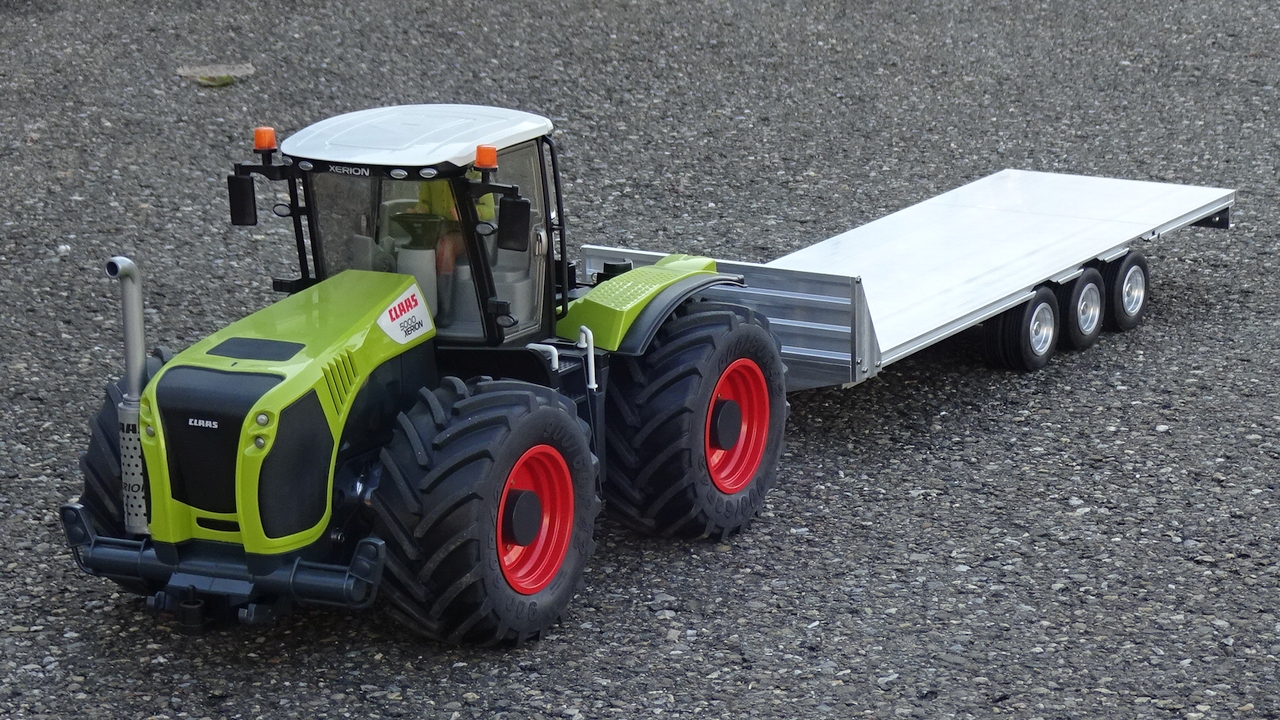 Trac Mit Plattformanhänger